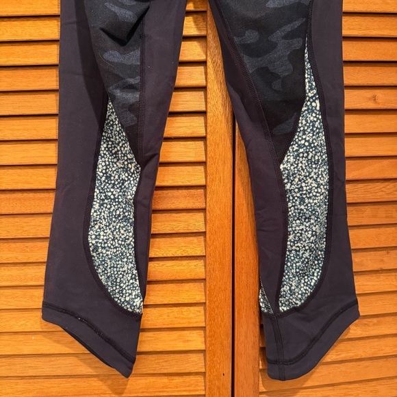 Lululemon Wunder Under Navy Blue Camo Cropped Leggings Sz 2 - Picture 3 of 7